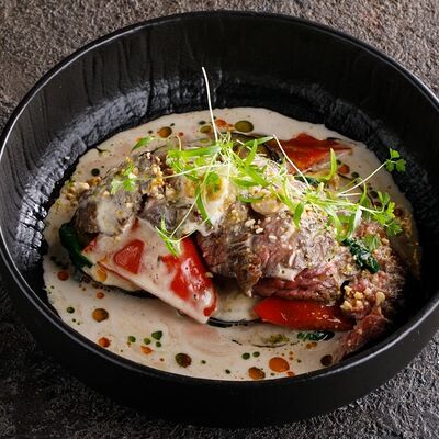 Говядина с жареными овощами и кешью в соусе дорблю в Puberty по цене 1450 ₽