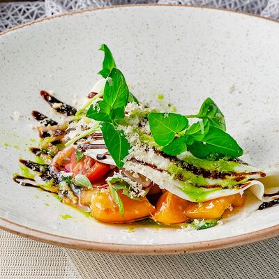 Салат из томатов в сырной лепешке в Сен Тропе по цене 325 ₽