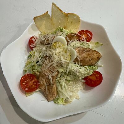 Цезарь с курицей в Гостиный дворик по цене 600 ₽