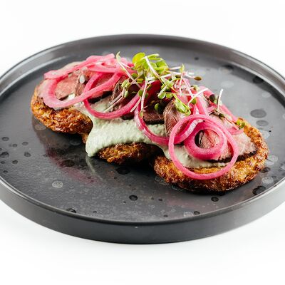 Картофельные драники с ростбифом в Комод по цене 710 ₽