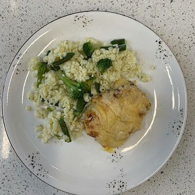 Минтай под сыром с птитимом и овощами в Кофеин по цене 410