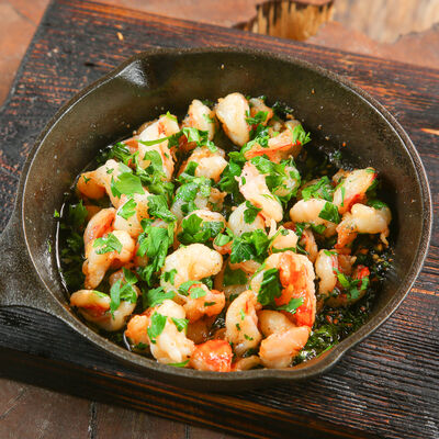 Тигровые креветки с чесноком и петрушкой в Сыроварня по цене 1050