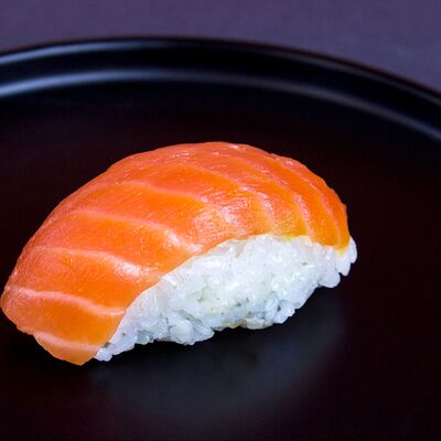 Нигири с лососем в SushiShark по цене 170 ₽
