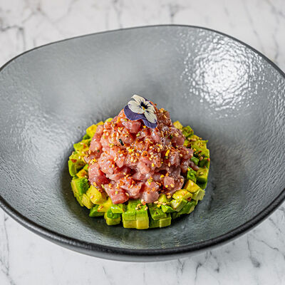 Тартар из тунца Bluefin, авокадо и трюфельное масло в Dragon по цене 2150 ₽
