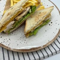 Сендвич с цыпленком и картошкой фри в ZEBRA