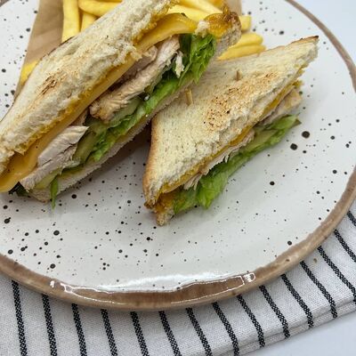 Сендвич с цыпленком и картошкой фри в ZEBRA по цене 420 ₽