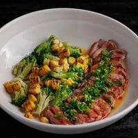 Утиная грудка с кукурузой и брокколи в Medusa by Novikov