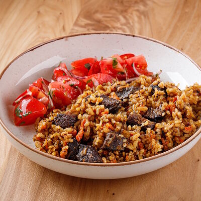 Плов Чайханский с говядиной и овощным салатом в ПуриПури по цене 670 ₽