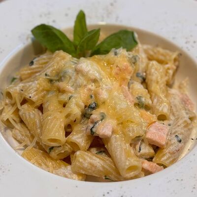 Паста с лососем и шпинатом в Крабы сифуд бар по цене 840 ₽