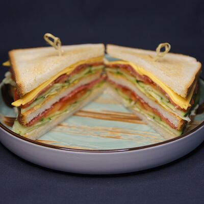 Клаб сэндвич с пепперони в Пойдем зайдем по цене 490 ₽