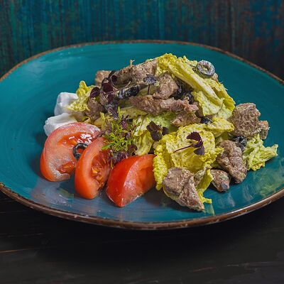 Филе говядины, обжаренное с травами, листья салата, соус с кинзой, сыром фета и томаты в Длинный нос по цене 850 ₽