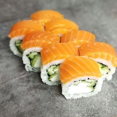 Ролл Филадельфия с лососем в Роллы сумо по цене 990 ₽