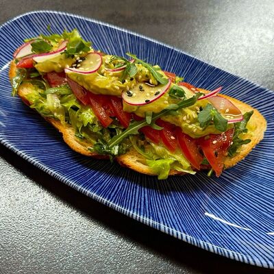 Брускетта с гуакамоле и капонатой в Doge по цене 484 ₽