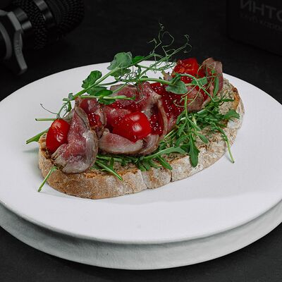 Брускетта с ростбифом и грибным кремом в Интонация по цене 690 ₽