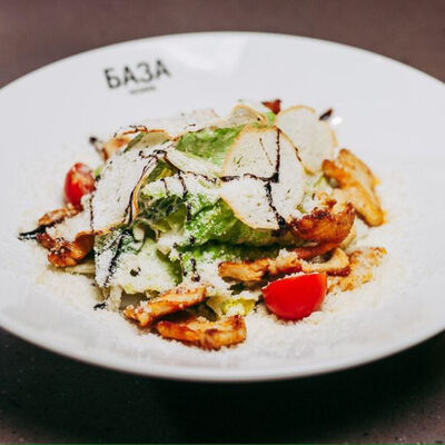 Салат Цезарь с куриной грудкой в БАЗА по цене 550 ₽