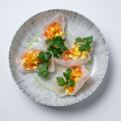 Тартар из лосося на рисовых чипсах в Базар по цене 400 ₽