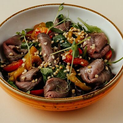 Салат с ростбифом и печеным перцем в Siesta по цене 530 ₽