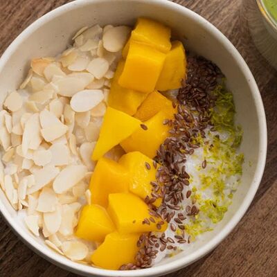 Рисовая каша на кокосовом молоке со спелым манго в More More по цене 470 ₽