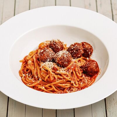 Паста Спагетти с митболами и пухом пармезана в Перчини на огне по цене 430 ₽