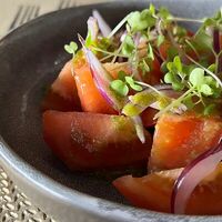 Салат из свежих овощей и песто из руколы в Ле Марш