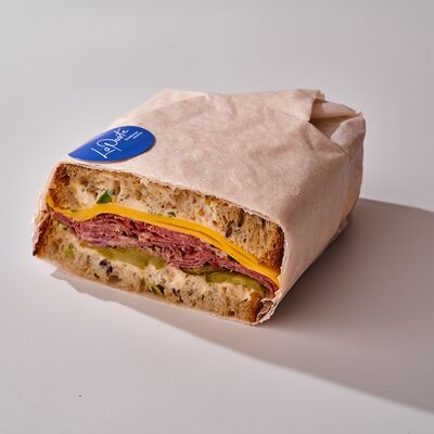 Сэндвич на тартине Крок-мен с пастрами в La Poste по цене 975 ₽