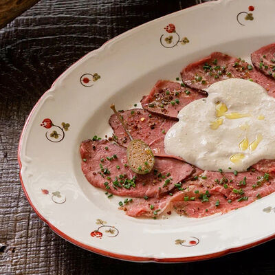 Мраморная говядина с соусом из тунца и черноморской хамсыв Гусь в яблоках по цене 890 ₽