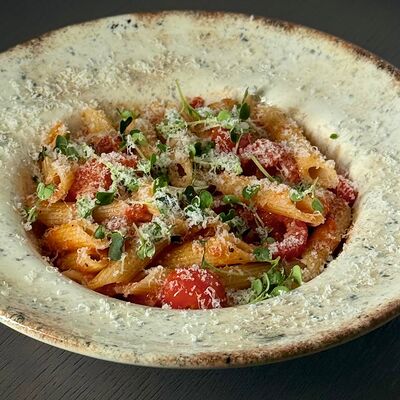 Пенне в томатном соусе с печеным перцем и зеленью в Три Б по цене 600 ₽