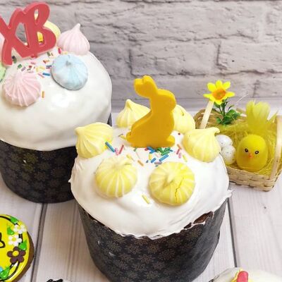 Кулич сдобный с безе и шоколадной фигуркой в Брусникино по цене 699 ₽