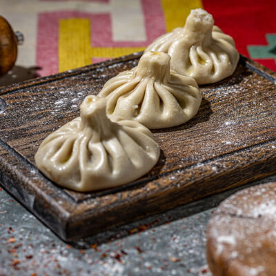 Хинкали с курицей и копченным сулугуни 3 шт в Хачапури по цене 327 ₽