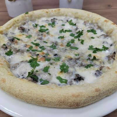 Пицца с жюльеном в Сытый мишка по цене 620 ₽