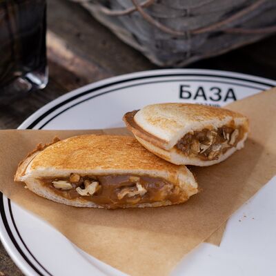 Сэндвич КоКо со сгущенным молоком и орехами в БАЗА по цене 250 ₽