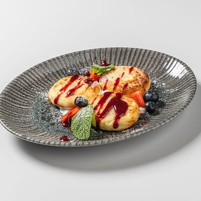 Сырники со сметаной и малиновым кулив Миндаль по цене 588 ₽