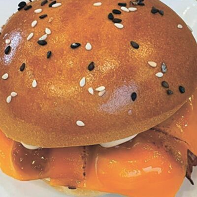 Бриошь с криспи беконом и омлетом Скрэмбл в 11/47 Bakery по цене 630 ₽