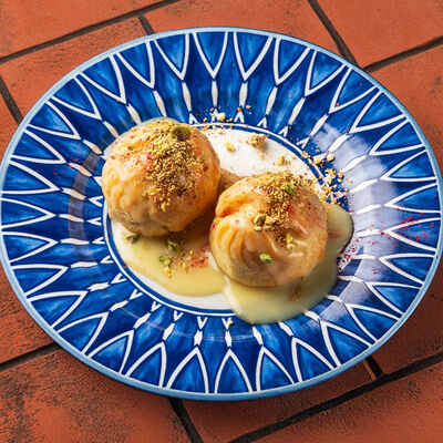 Заварные булочки с кремом из абхазских лимонов, фисташкой и белым шоколадом в Дзеими по цене 228 ₽