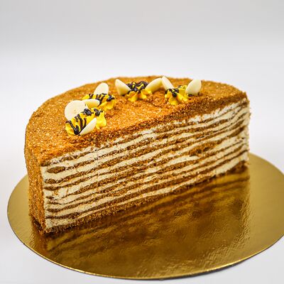 Торт Медовик в Ваниль по цене 325 ₽