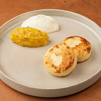 Сырники, ананасовая сальса, сметана, кокосовое масло в Maya