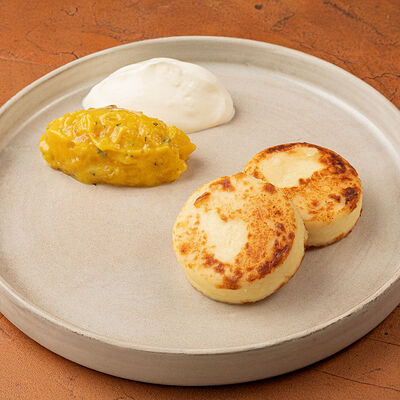 Сырники, ананасовая сальса, сметана, кокосовое масло в Maya по цене 750 ₽