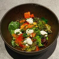 Салат с помидорами и песто в Sant