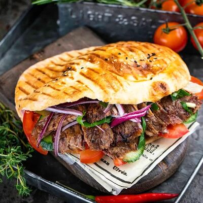 Шашлык в лепешкев Шаурма и кебаб по цене 370 ₽