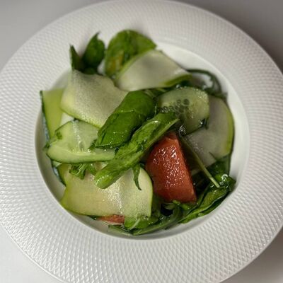 Зелёный салат с яблоками, цуккини и огурцом в 7am Сoffee по цене 430 ₽