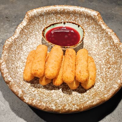 Сырные палочки с брусничным соусом в Пойдем зайдем по цене 450 ₽