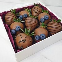 Набор клубники в шоколаде Молочный хит в Chocoberry