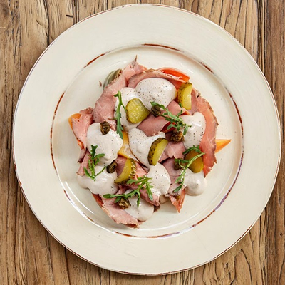 Салат с ростбифом, томаты, соус тоннато в Pinch по цене 1150 ₽