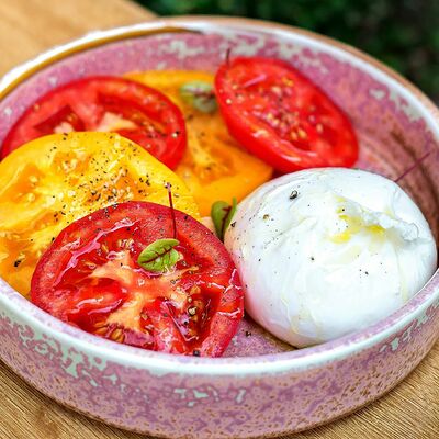 Буррата со свежими томатами в Джульетта по цене 590 ₽