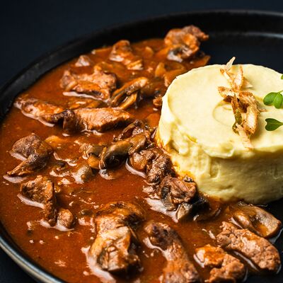 Бефстроганов из говяжьей вырезки с картофельным пюре в Два веселых гуся по цене 900 ₽