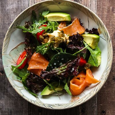 Салат с копченым лососем, авокадо и томатами в Bb Grill по цене 820 ₽