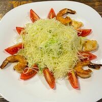 Салат Цезарь с креветками в У камина вкусный шашлык и не только