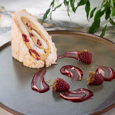 Меренговый рулет со свежей малиной и фисташками в Мясо & Рыба по цене 740 ₽