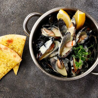 Мидии в сырном соусе в Sushi & More по цене 760 ₽