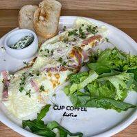 Омлет с ветчиной и беконом в Cup coffee bistro